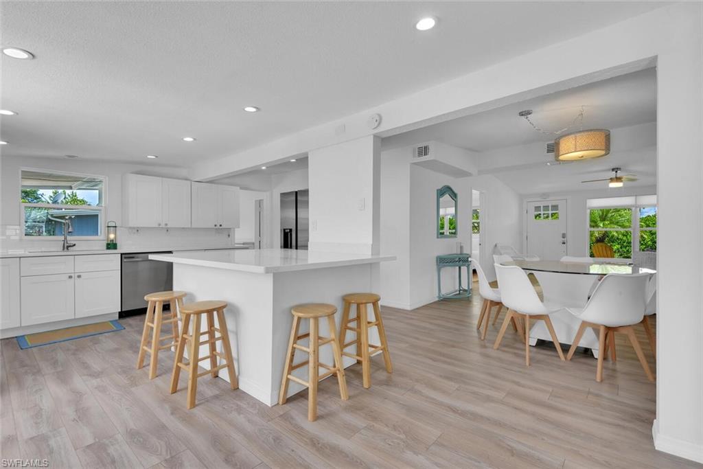2048 Holiday LN photo 8