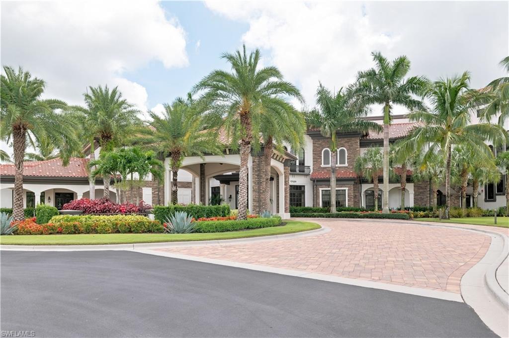 Clubhouse with restaurant and lots of amenities