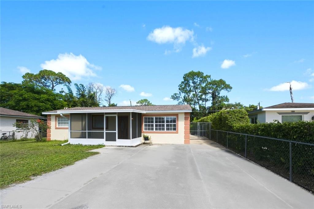 large drive with front lanai