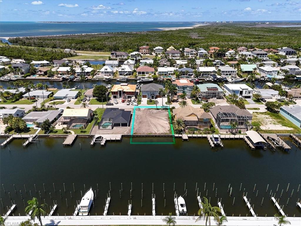 Waterfront parcel with direct canal access