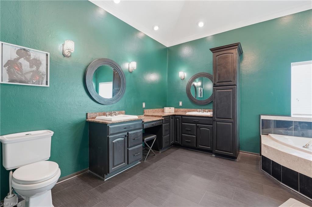 ENSUITE SPA BATH...