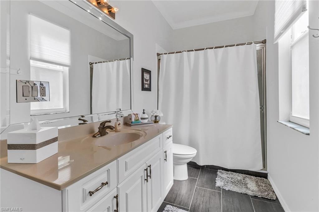 Guest bath with pool access (downstairs)