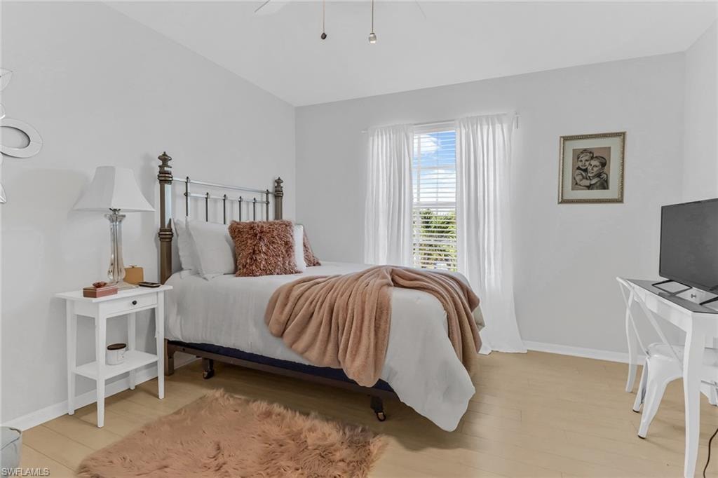 Guest bedroom (upstairs)
