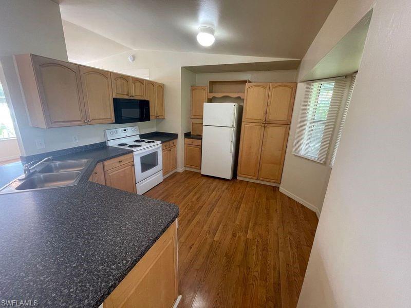 445 Candlewick CIR W