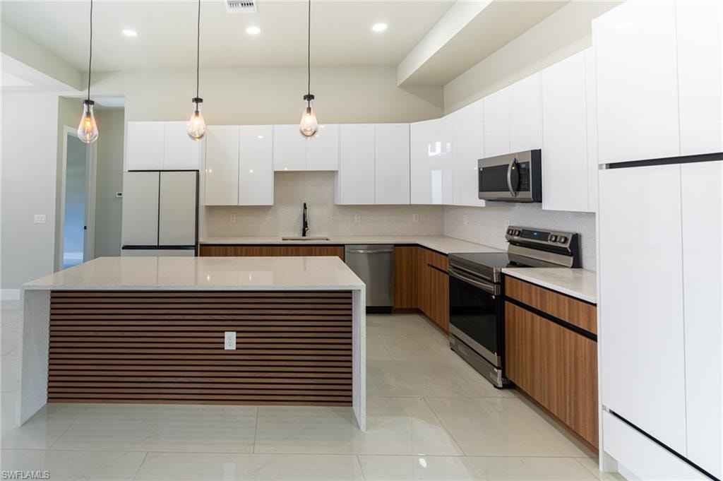 1015 Bagget ST E photo 9