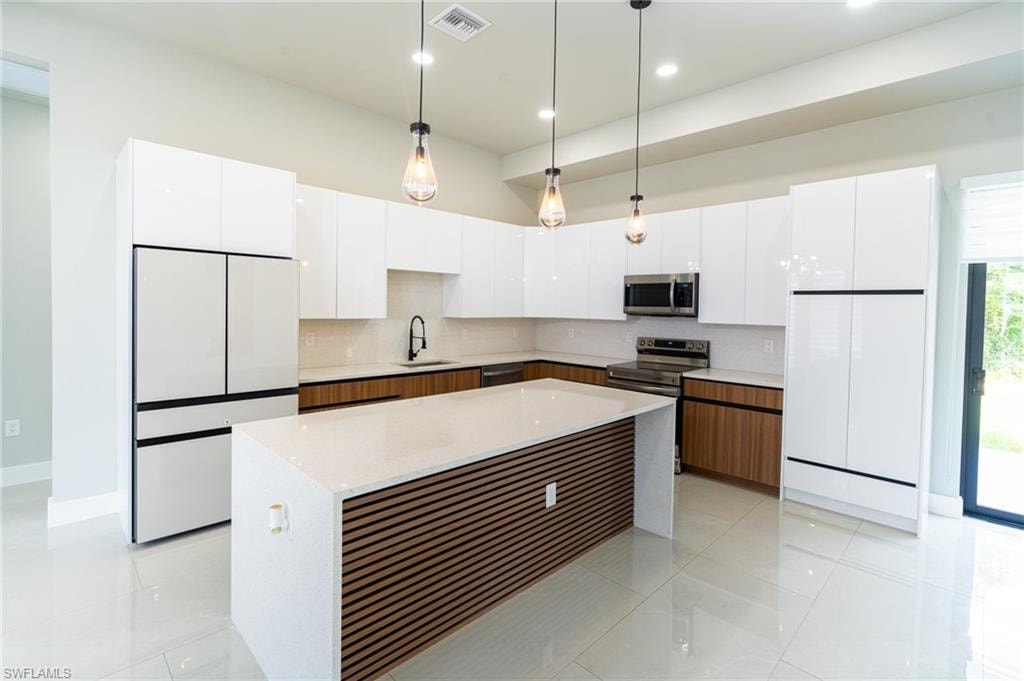1015 Bagget ST E photo 10