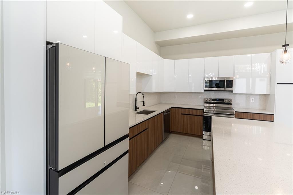 1015 Bagget ST E photo 11