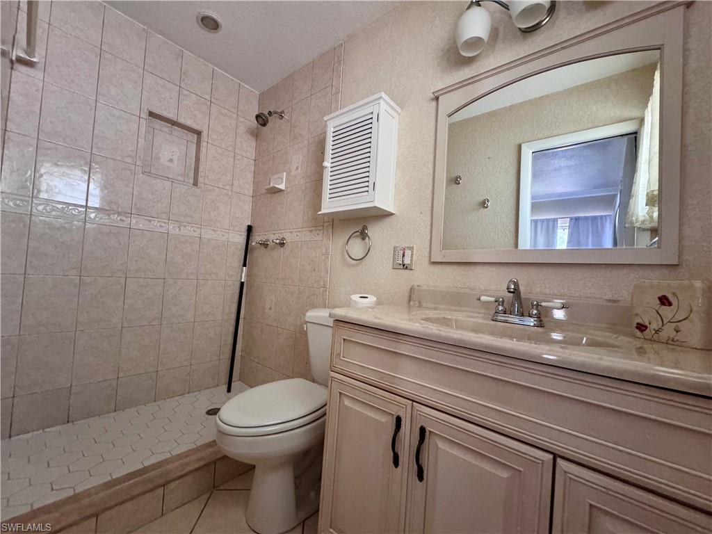 Tiled shower enclosure with built-in niche