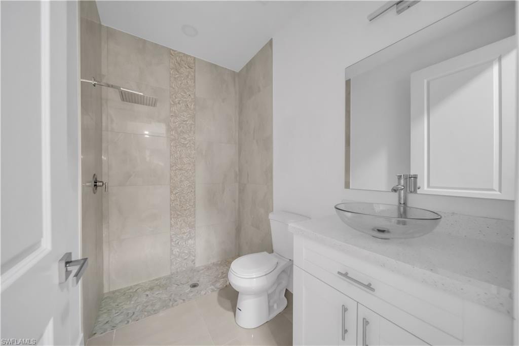 Tiled shower with a rainfall showerhead and decorative vertical accent tile