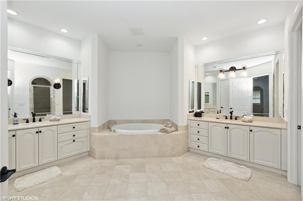 Master Bath - Two Sinks - Jetted Tub