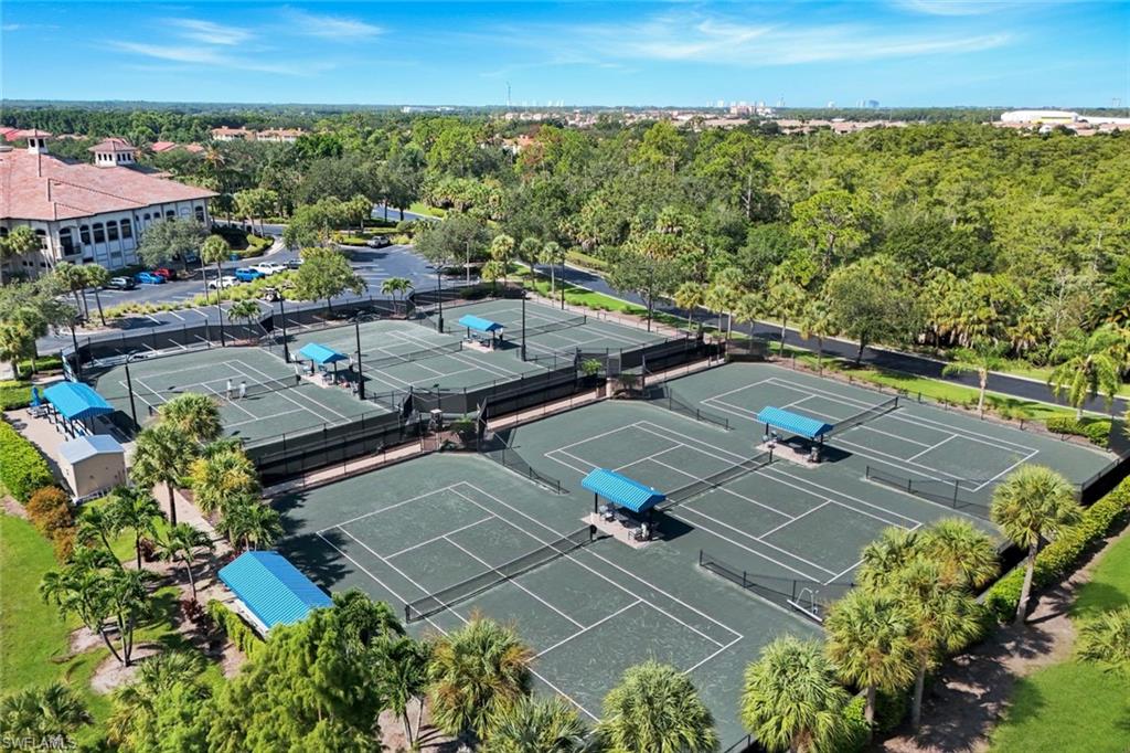 Grandezza Tennis and Pickleball Courts with Shaded Seating Areas