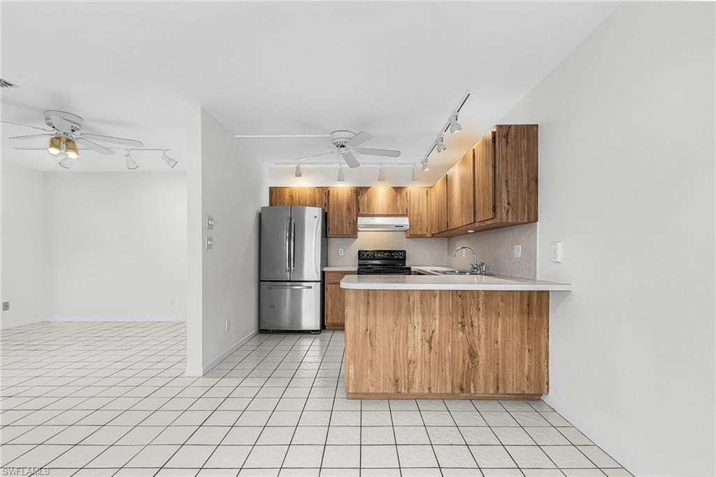 Functional, practical U-shaped kitchen w/breakfast bar