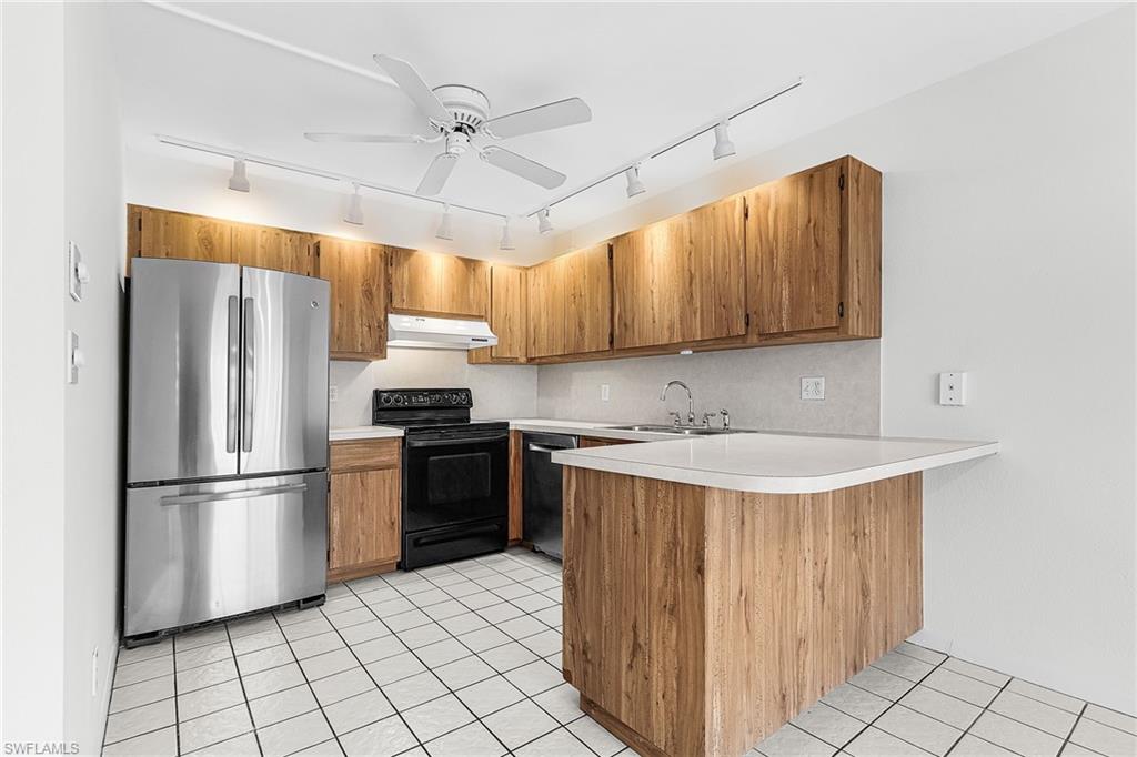 Newer SS refrigerator, Bosch dishwasher and disposal. Warm honey toned cabinet finish.