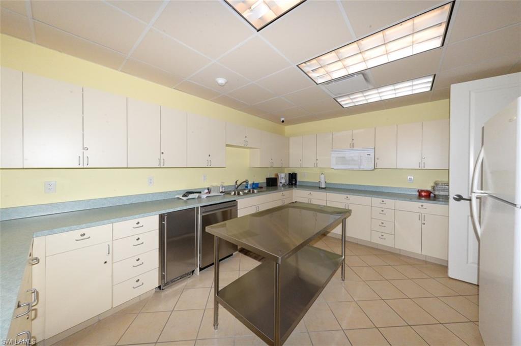 Well equipted catering kitchen.
