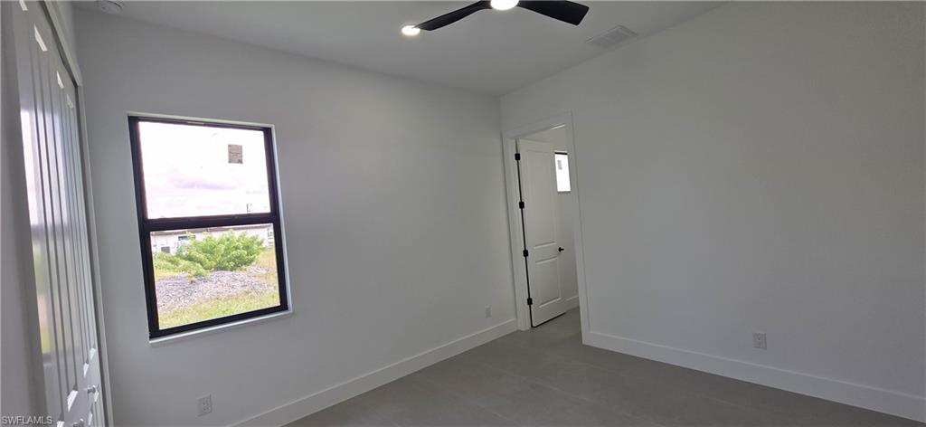 Neutral wall paint, ceiling fan with integrated lighting, recessed lighting, carpeted flooring, and a single window
