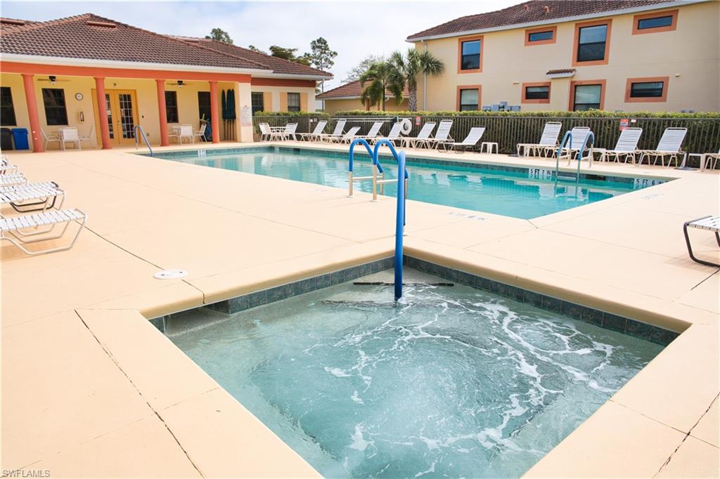 Swimming pool and spa with integrated steps, surrounded by a spacious deck