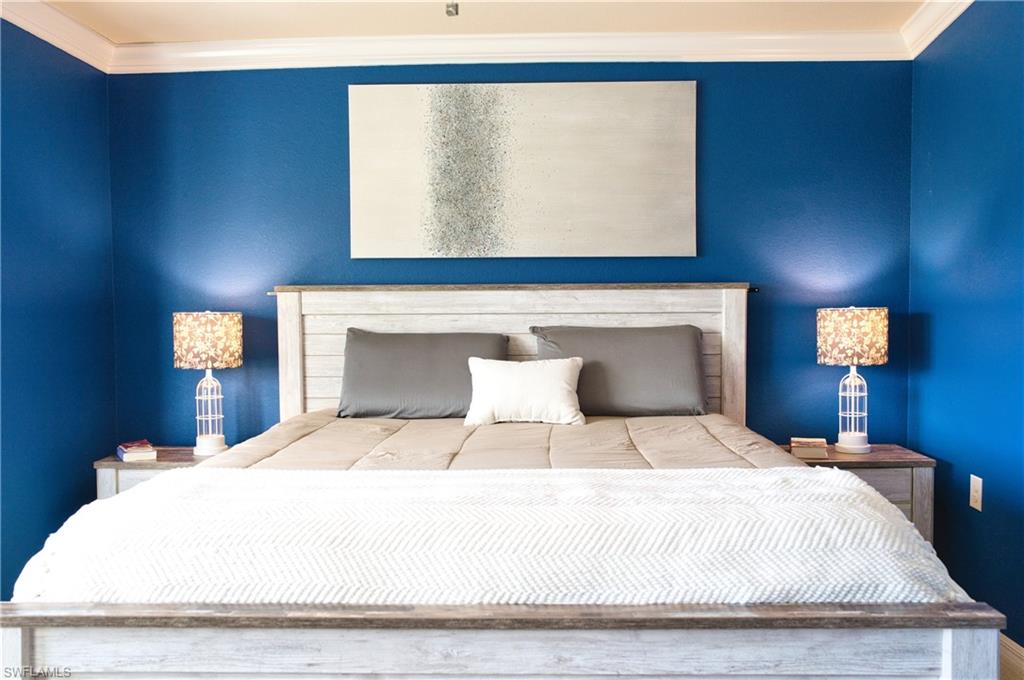 Accent wall with crown molding