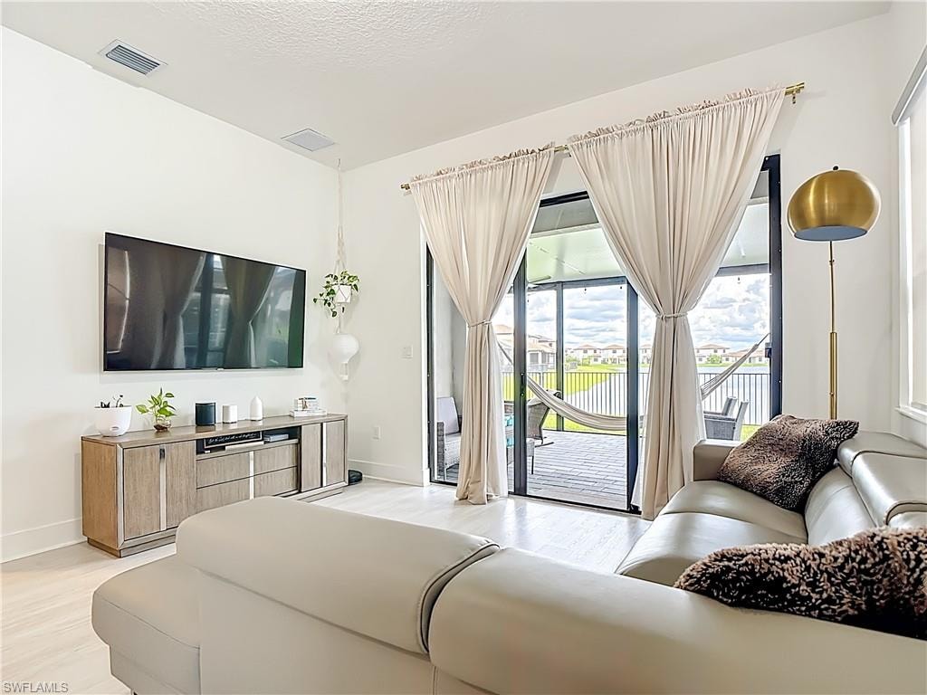 5696 Argento DR photo 11