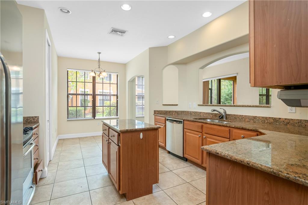 Large kitchen w/eat-in kitchen area at rear