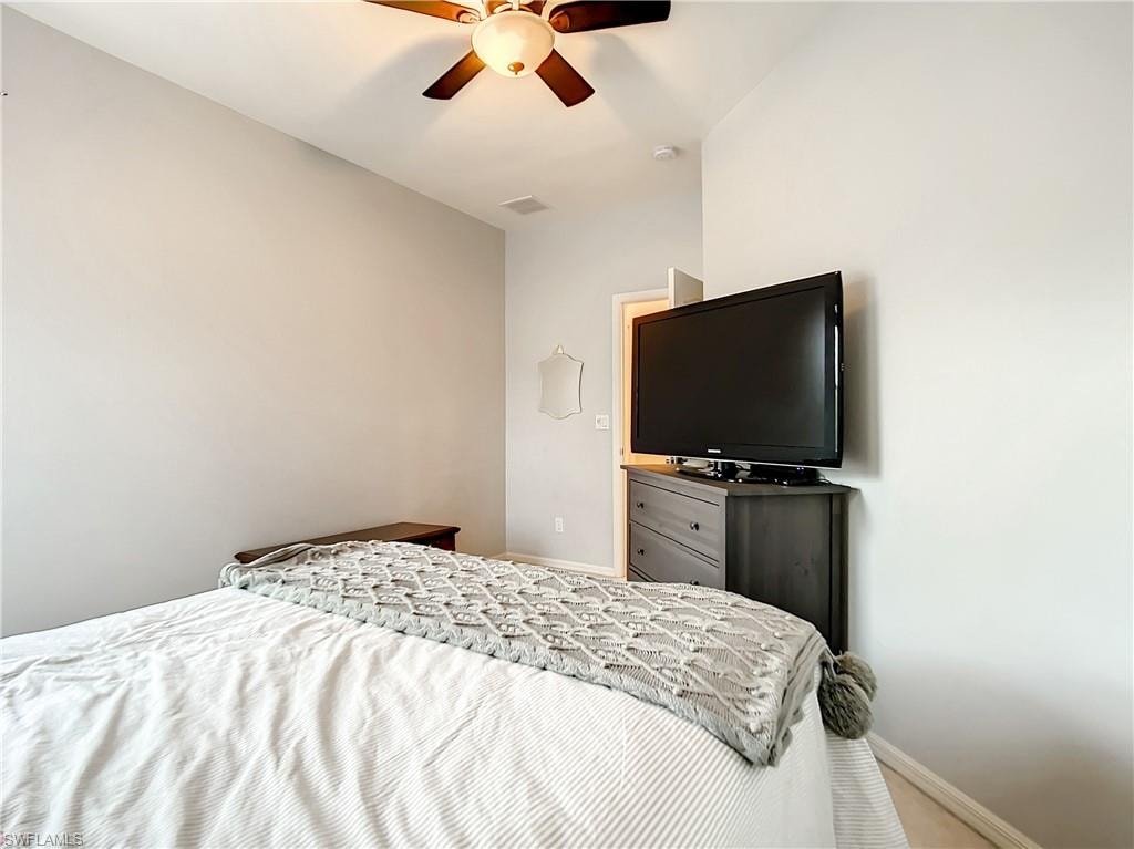 Ceiling fan with integrated lighting