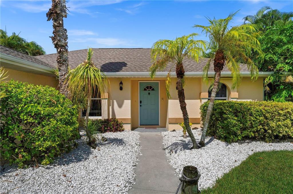 A tropical path to the front door
