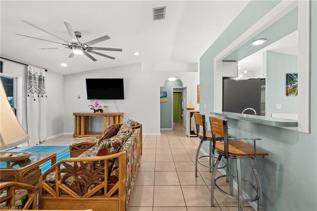 Entertain your guests at the breakfast bar