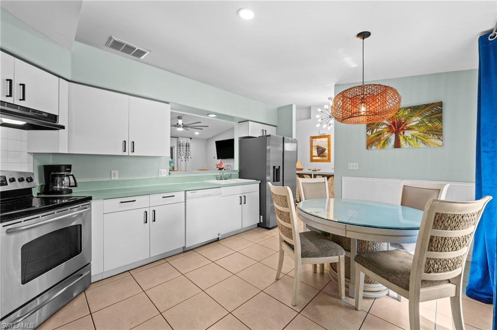 Kitchen with all appliances