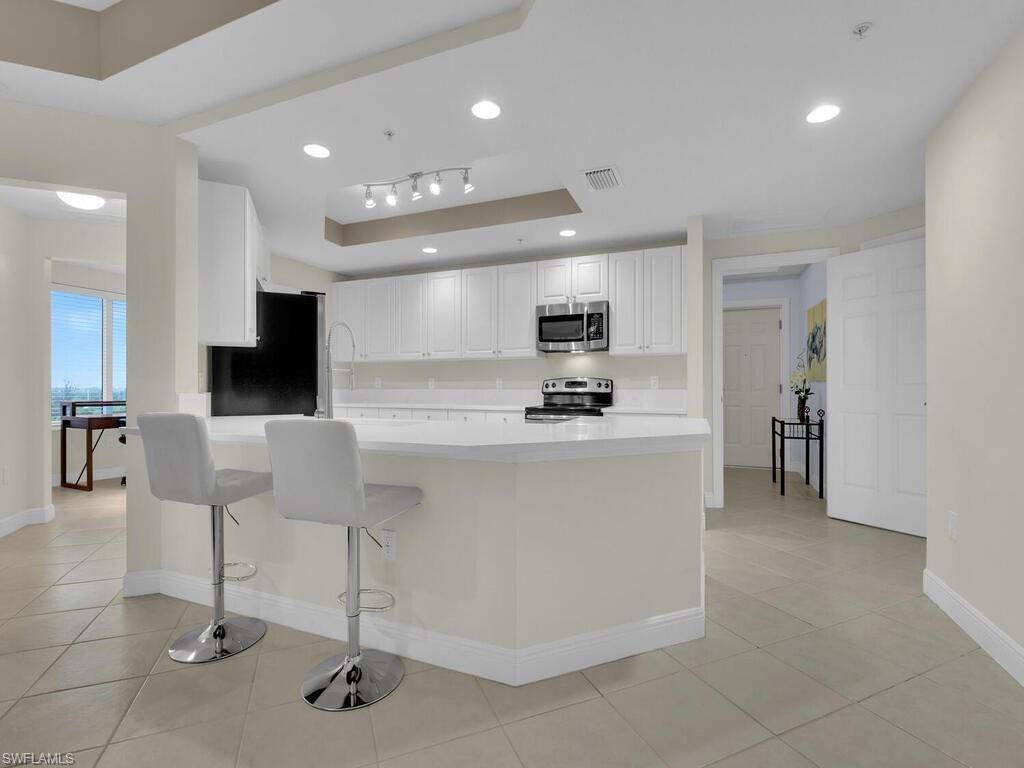 Kitchen w/ Breakfast Bar