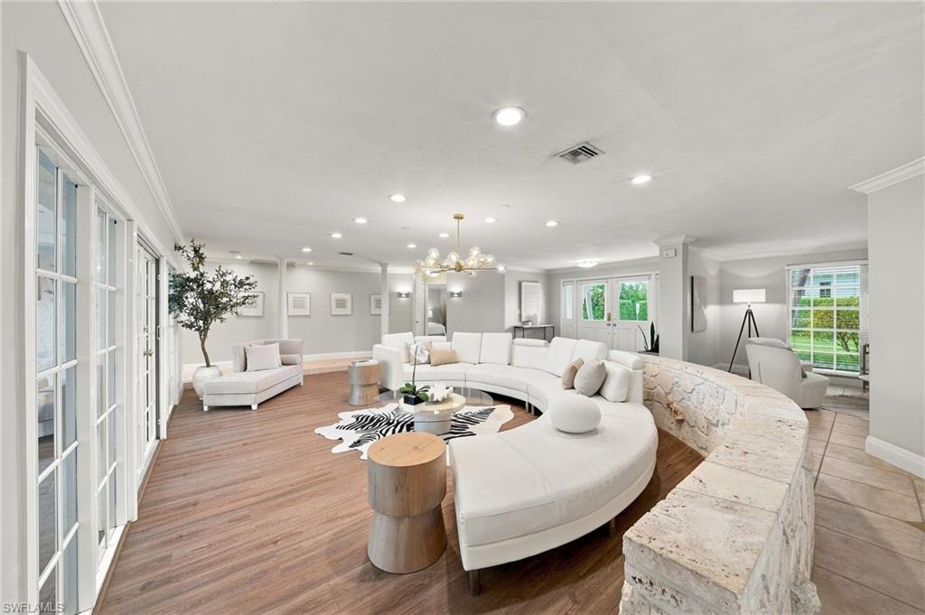 503 Neapolitan WAY