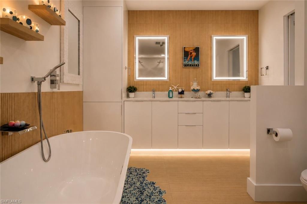 Adjustable Fog Free Lighted Mirrors