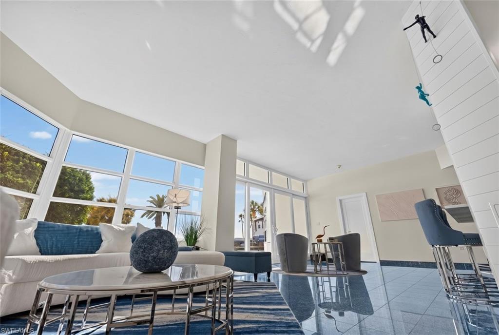 10' Tall Ceilings