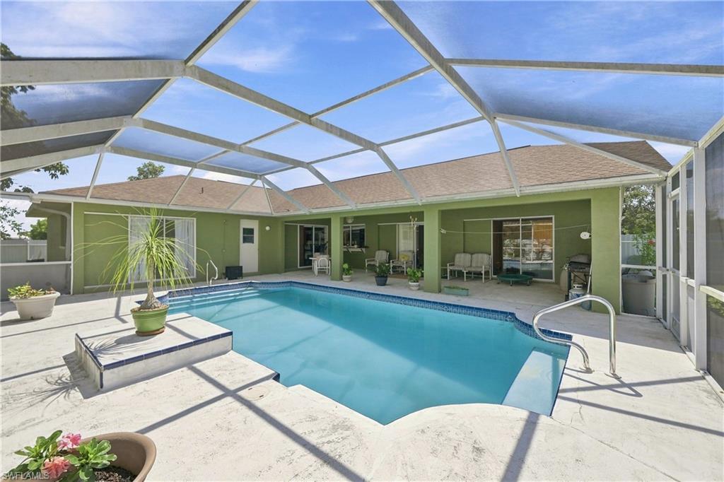 Screened outdoor pool area with integrated steps, direct access to the interior, and a tiled pool deck