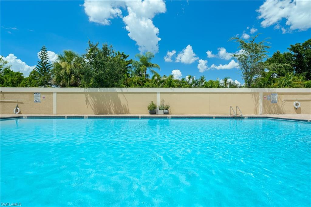Outdoor swimming pool with integrated entry steps and a perimeter wall
