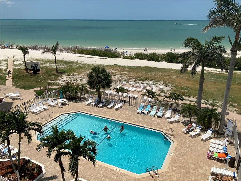 Community pool, pool bathrooms , showers and foot showers !